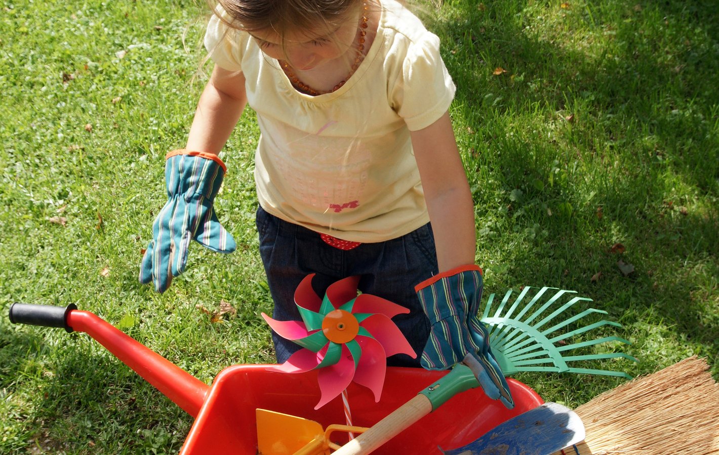 Handschuhe schützen Kinderhände.