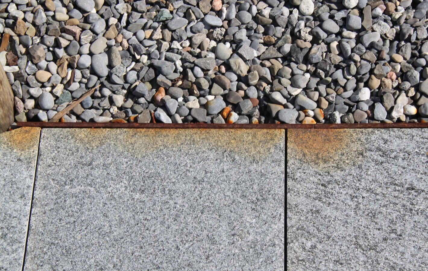 Steinplatten gerostet - Probleme im Gartenbau